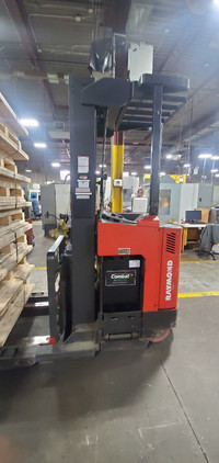 Raymond Reach Forklift 4000 LBS capacity - low hours!