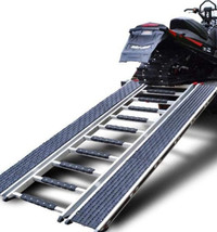 Aluminum loading ramp with traction plates