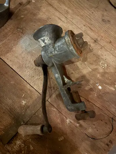 Check out this vintage Keystone #20 meat grinder, a piece of Americana. It's seen some action, so it...