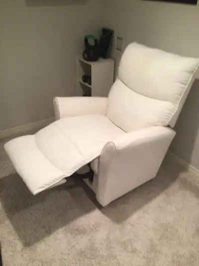 Excellent condition - almost new Retail $1,700 Very comfortable. Good back and lumbar support. Recli...