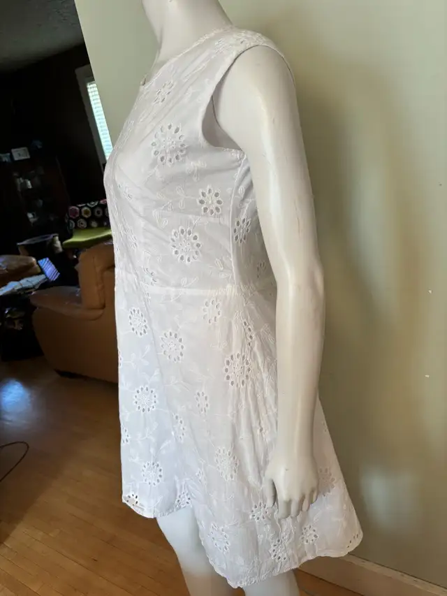 White Eyelet Cotton Dress | Size L | Summer Shift Sundress in Women's - Dresses & Skirts in Kitchener / Waterloo - Image 5