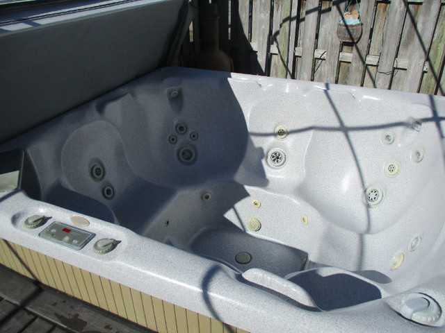 Beach Comber Hot Tub in Free Stuff in London - Image 3
