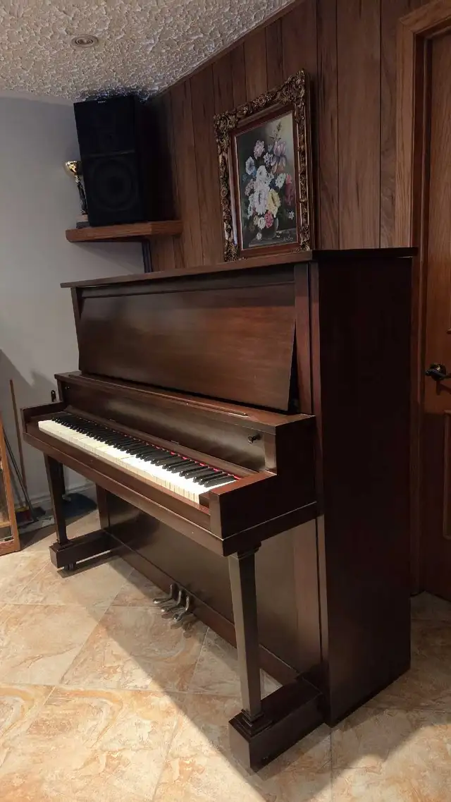 Leach Piano from 1919 in Pianos & Keyboards in Laval / North Shore - Image 2