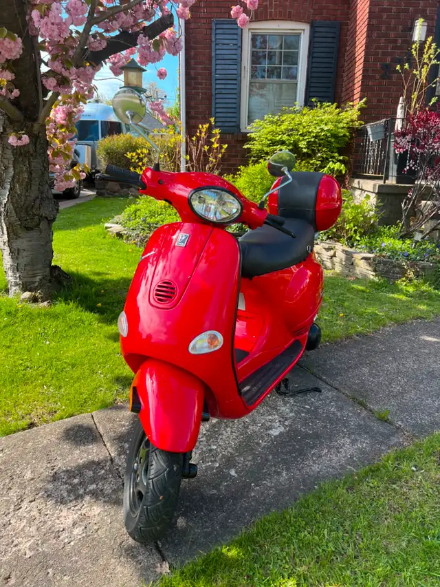 2005 Vespa ET4 150cc Scooter in Scooters & Pocket Bikes in St. Catharines - Image 2