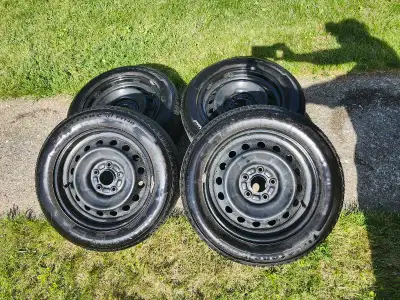 Je vends un jeu de quatre pneus Firestone 215/55R16 montés sur jantes en acier. Ce sont des pneus d'...