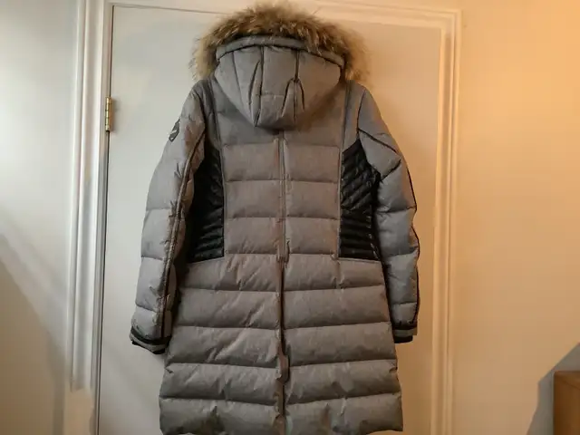 Manteau d’hiver avec capuchon et fourrure amovible. in Women's - Tops & Outerwear in Laval / North Shore - Image 4