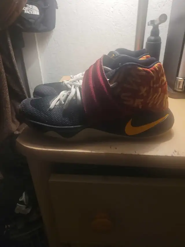 Nike Kyrie "Spongebob" Basketball Shoes in Basketball in Oshawa / Durham Region - Image 4