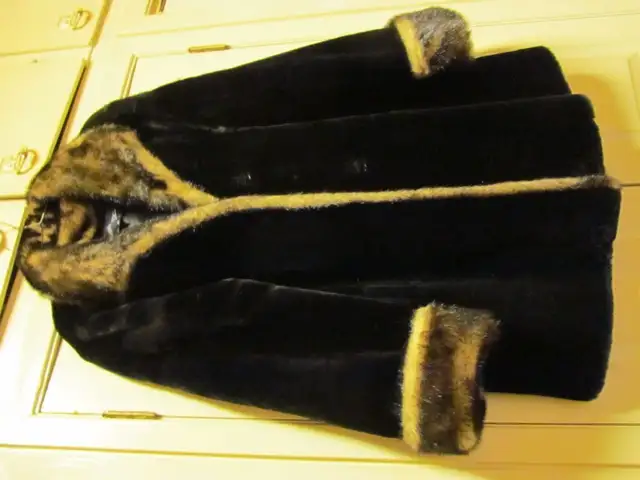 London Fog Silky Soft Faux Fur Coat, Size Large in Women's - Tops & Outerwear in City of Toronto - Image 2