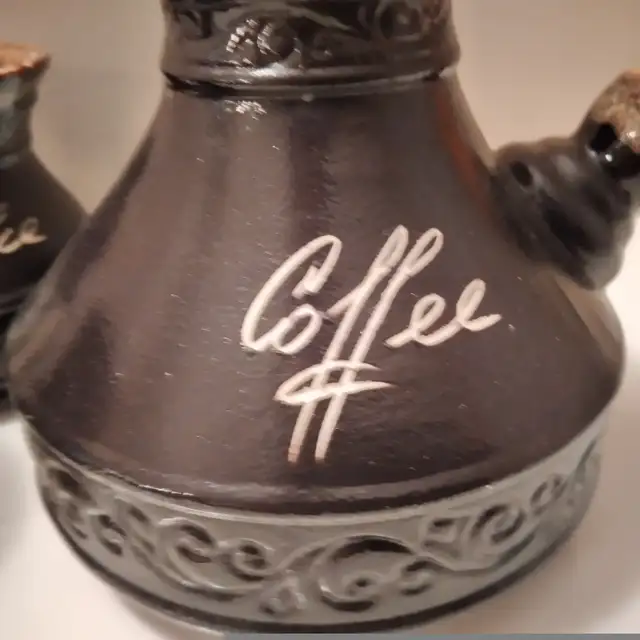 Ceramic  coffee maker pot & cups great for coffee shop decor in Kitchen & Dining Wares in City of Montréal - Image 3