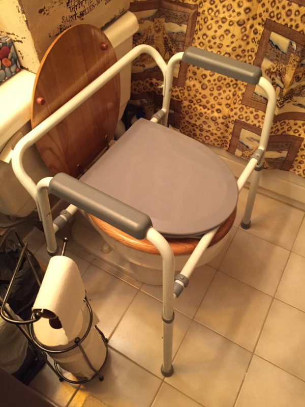 Portable Handicapped Adjustable Toilet Seat Riser with Handles in Health & Special Needs in City of Toronto