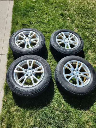 Winter alloy wheels and Michelin Latitude X-Ice snow tires. ~2 seasons of rubber left on the tires....