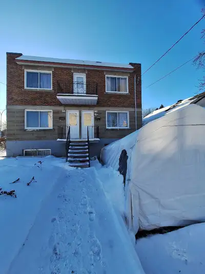 Grande chambre fermée au sous-sol a Montréal Nord . Tout inclus internet, électricité, chauffage. Fo...