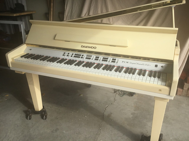 BABY GRAND DAEWOO DIGITAL PIANO in Pianos & Keyboards in Hamilton - Image 3