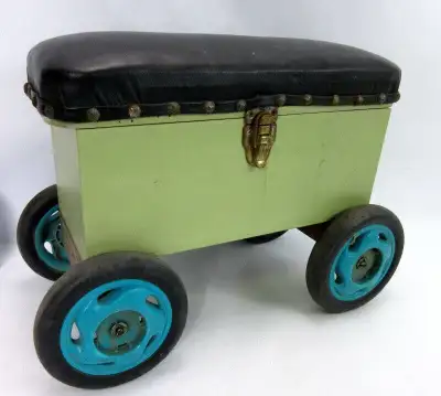 60$ Coffre/banc vert pâle, à roues turquoises, siège en cuir noir (# 737) 30$ coffre à pêche en méta...