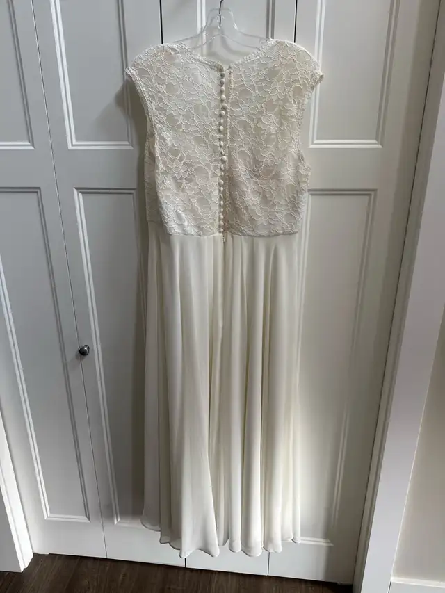wedding dress in Wedding in Lethbridge - Image 3