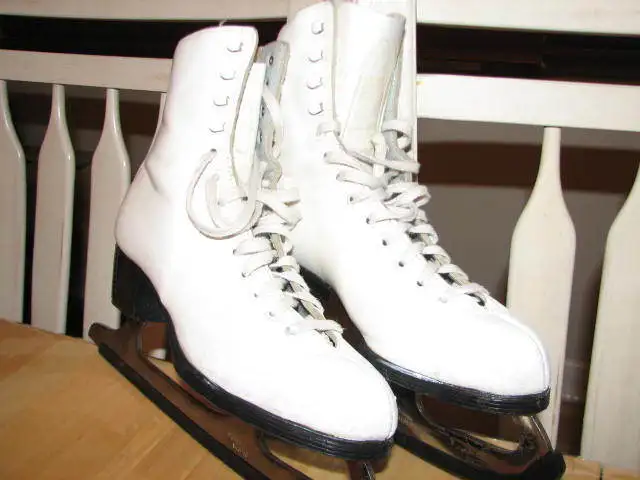 YOUTH GIRL FIGURE SKATES - PATIN DE FANTAISIE POUR JEUNE FILLE in Skates & Blades in Gatineau - Image 2