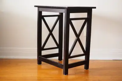Table basse. Fabriqué en bois dur. Taille : largeur 51 cm/20 pouces, hauteur : 61 cm/24 pouces, prof...