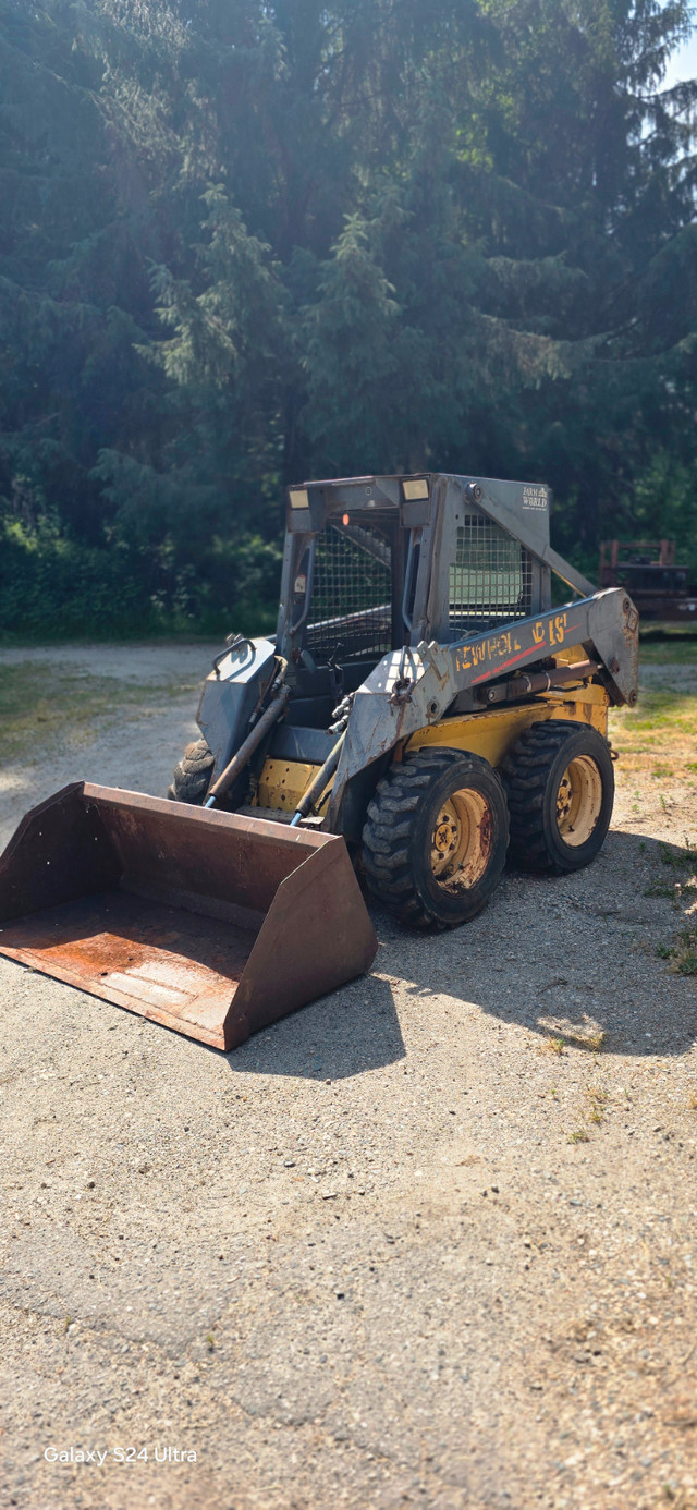 2000 New Holland Skid Steer with attachments in Heavy Equipment in Sunshine Coast - Image 2