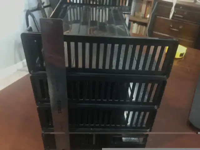 Plusieurs Articles de bureau :  4 plateaux pour filières, etc… in Other Business & Industrial in Longueuil / South Shore - Image 4