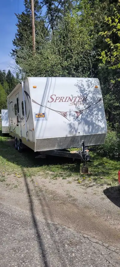 2009 Keystone Sprinter ST 25RB Awning is in good condition. Queen size bed with under bed storage. O...
