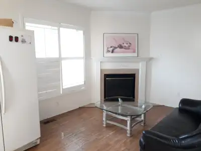 Bright, Clean AC Room on 2nd Flr for Rent in Markham- Males Only