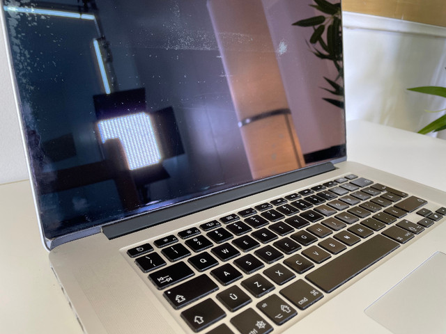 Macbook Pro 15 pouces d'occasion dans Portables  à Laurentides - Image 2