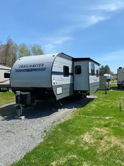 Roulotte à vendre – Gulfstream Trailmaster 2020 (28 pieds) Caractéristiques : Situé au camping Kelly...
