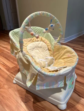 Fisher Price Soothing Glider in Playpens, Swings & Saucers in Markham / York Region - Image 3