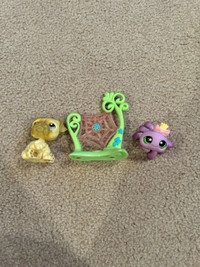 Littlest Pet Shop Bulldog #135 and Spider #136 pet pair