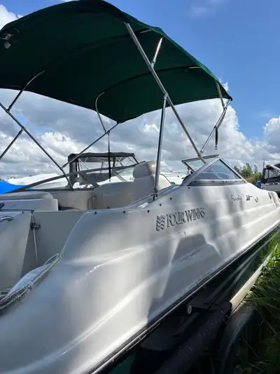 Set sail with this 2001 Four Winns Funship 234, a versatile boat perfect for watersports and leisure...