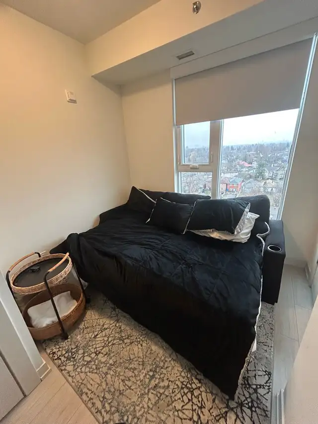 Cozy and comfortable room in Short Term Rentals in City of Toronto - Image 3