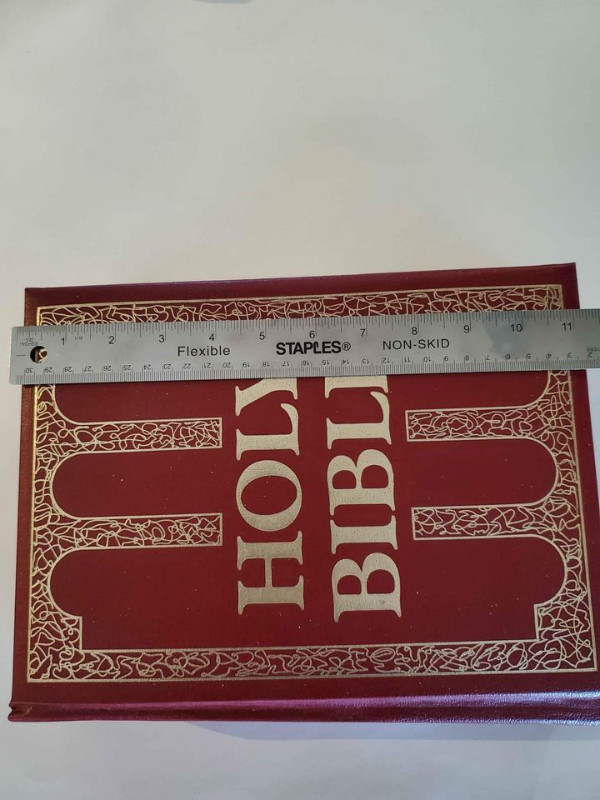 FAMILY BIBLE - VINTAGE LARGE KING JAMES VERSION "AS NEW" in Other in Kawartha Lakes - Image 3