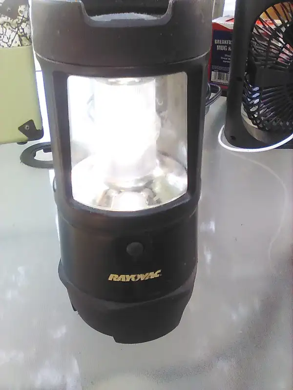 Rayovac lantern flash light in Outdoor Lighting in City of Toronto - Image 5