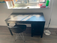 Bureau et chaise // desk and chair