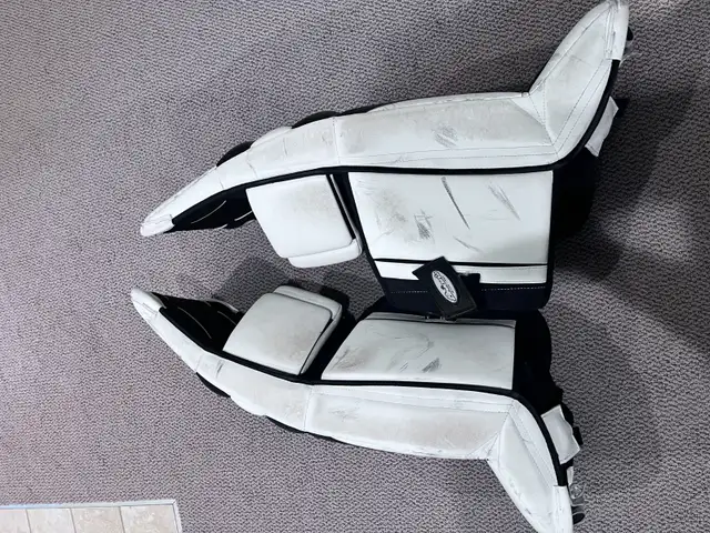 Brian's Alite AirPac hockey goalie leg pads 31+1" in Hockey in Calgary - Image 6