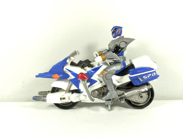 2005 Power Rangers SPD Blue SPD Patrol Cycle w/ Action Figure in Arts & Collectibles in Moncton