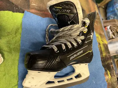 Surpreme Bauer Hockey Skate - Size 3.5 EE, View more