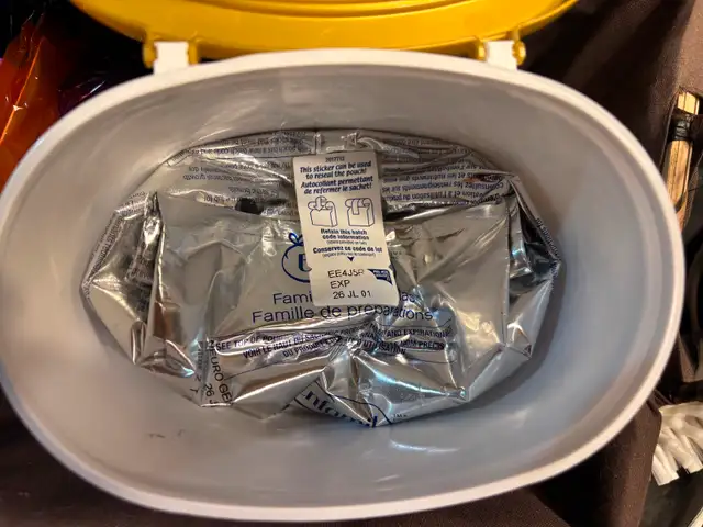 Baby Bottle Sterilizer and 7 bottles62854391325315122