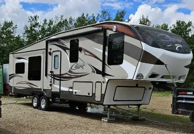 For sale is a used 2014 Cougar 5th wheel, perfect for your next adventure! This well-maintained RV o...
