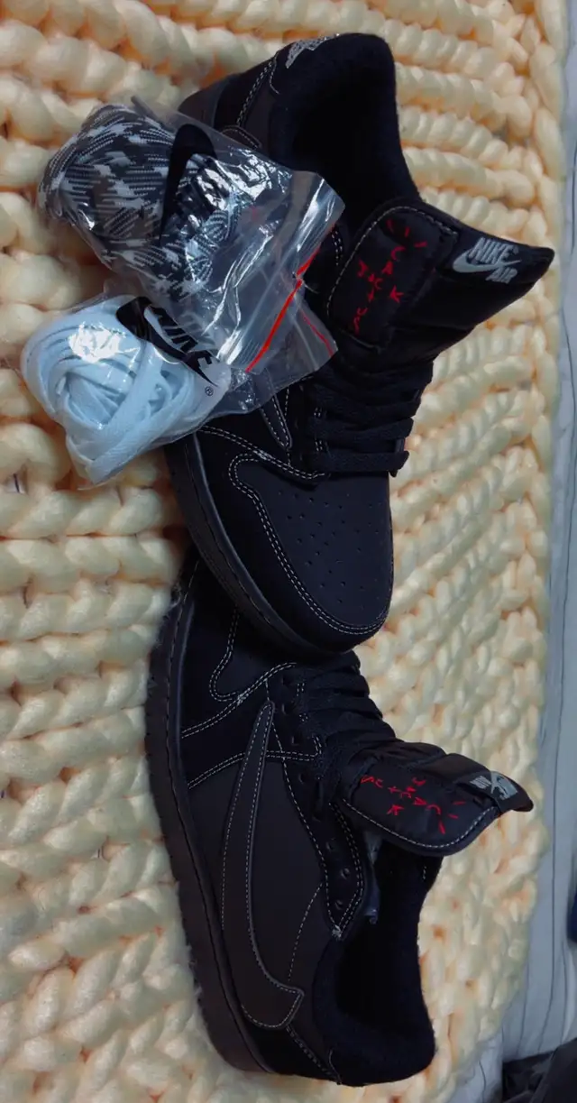 Nike Air Jordan 1 Low Travis Scott Black Phantom in Men's Shoes in Oshawa / Durham Region - Image 5
