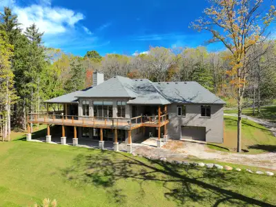 1000ft WATERFRONT property 17 min north of London with 1000ft dead end road. Tranquil, picturesque a...