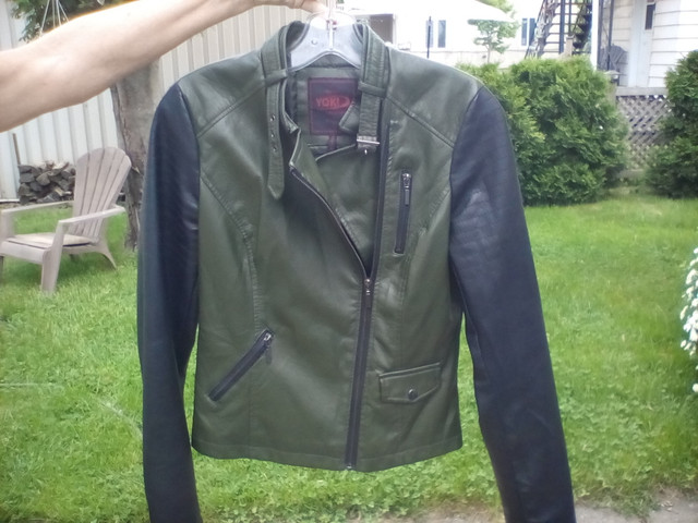 Manteau neuf femme en cuir synthétique Medium- Jamais porté dans Femmes - Hauts et vêtements d'extérieur  à Lanaudière