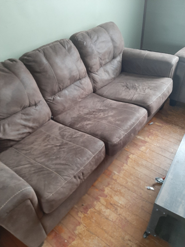 Couch and love seat in Couches & Futons in London - Image 2