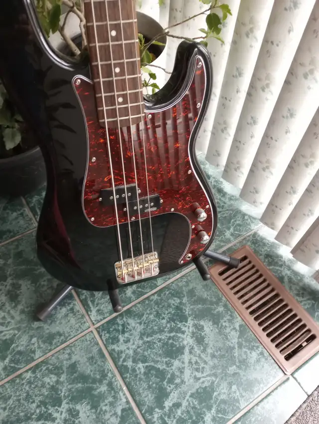 2004 Squire Affinity P Bass in Guitars in Mississauga / Peel Region - Image 8