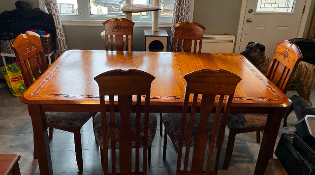 Table de cuisine avec 6 chaises dans Mobilier de salle à manger et cuisine  à Granby