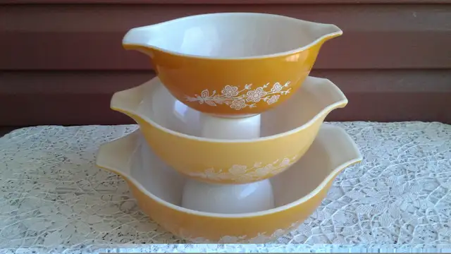 Vintage Pyrex Cinderella Mixing Bowls In Classic Butterfly Gold in Kitchen & Dining Wares in New Glasgow - Image 3