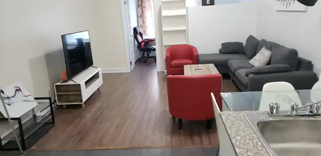 MÉTRO SNOWDON - 4 ½ CONDO DE LUXE CLIMATISÉ, TOUT ÉQUIPÉ, WIFI,