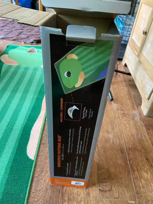 Callaway Golf Executive Putting Mat Green & side cup 2 x 8-Feet in Golf in Barrie - Image 3