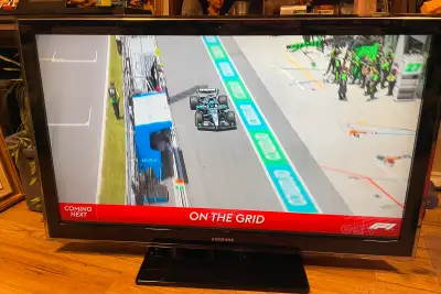 In very good condition, WITH REMOTE. Not a Smart TV. Does not have built-in apps, but you can connec...