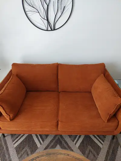 CANAPE/SOFA EN CORDUROY - JUSTE UN AN - 35 po profonde, 62 po long.